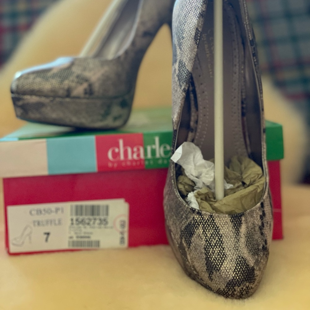 Charles by Charles David Platform Pumps